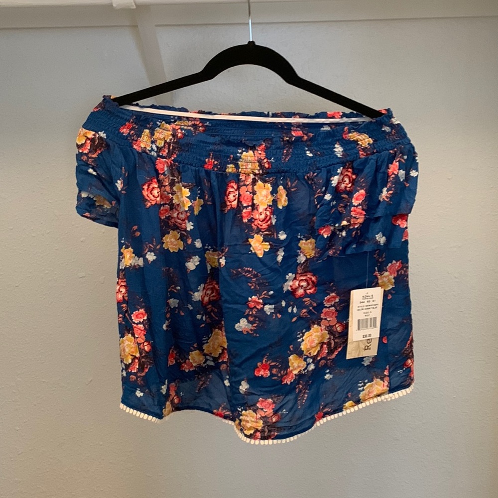 Very flows and cute off the shoulder moment. Great for going out.